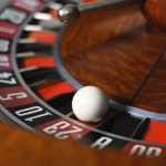 Колесо рулетки в казино - символ азартных игр и риска